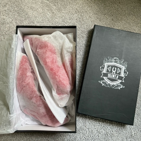 Silent D Minnie Heel Pumps - Picture 2 of 7